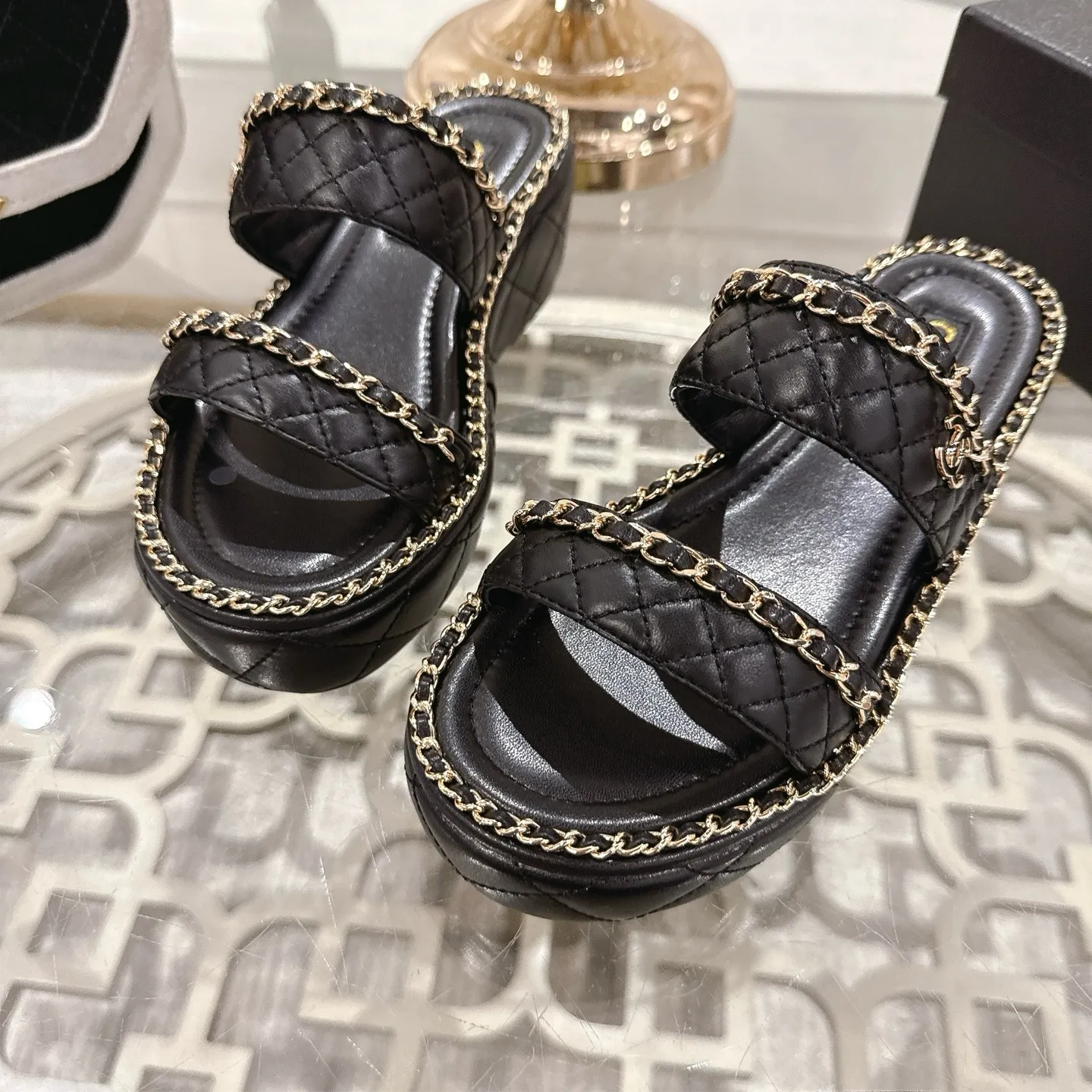 💕💕Factory direct selling price p600💕💕 𝐂𝐇𝐀𝐍𝐄𝐋 | Xiaoxiang 25𝐬𝐬 🦋2025 Spring and Summer New Products Counter Classic Xiaoxiang Double C Diamond Chain Slippers Series New〰 🍬 A must-have in the BS fashion circle The matching will interpret the meticulous, minimalist and classic elements that will never fade away. 💋 Showing a unique dressing style that is too beautiful to say. A must-have for summer... Upper: original high-customized lambskin. Lining: imported mixed sheepskin lining. Outsole: original molded non-slip outsole. Shoe size: 35-39 (34.40.41.42 customization is not returnable).